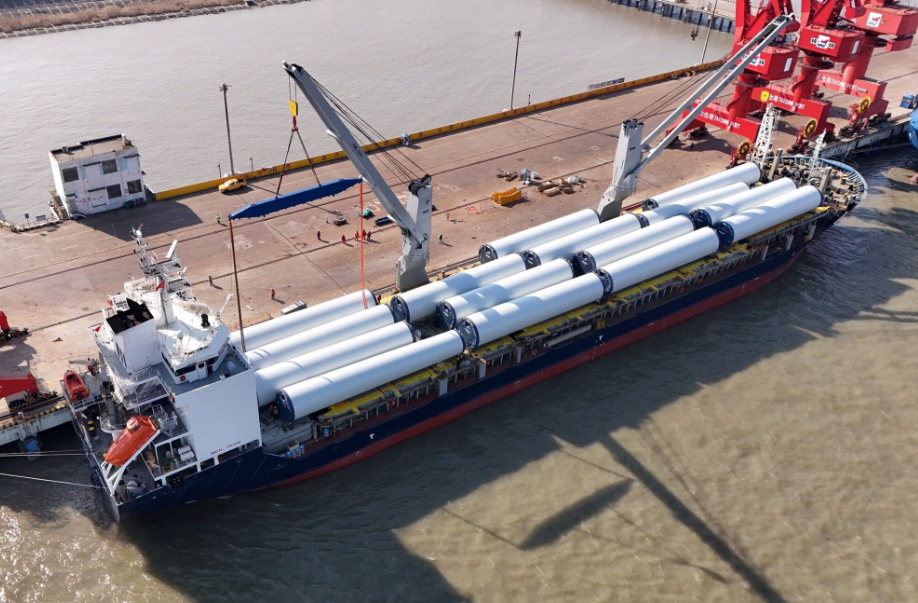 Swire Shipping Acquires 4 Heavy-Lift Vessels and Fully Integrates Business